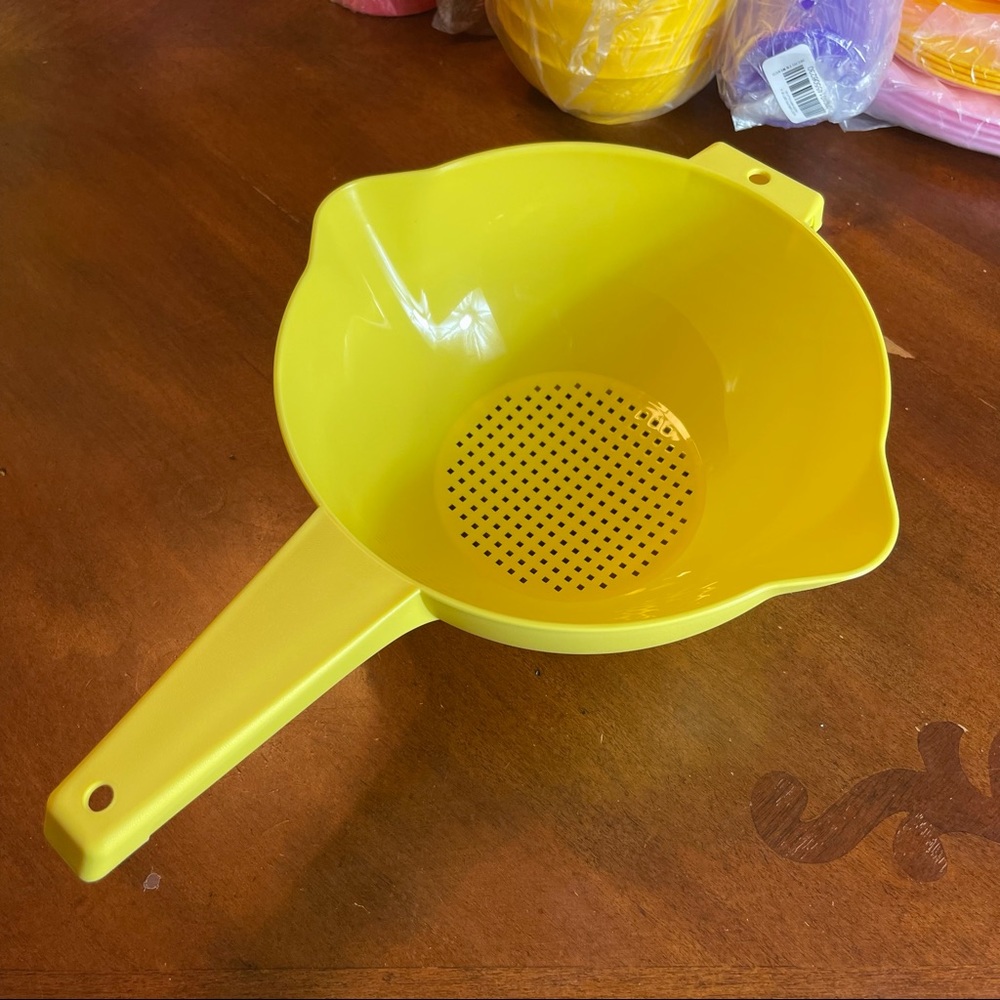 Tupperware Large Strainer 2qt